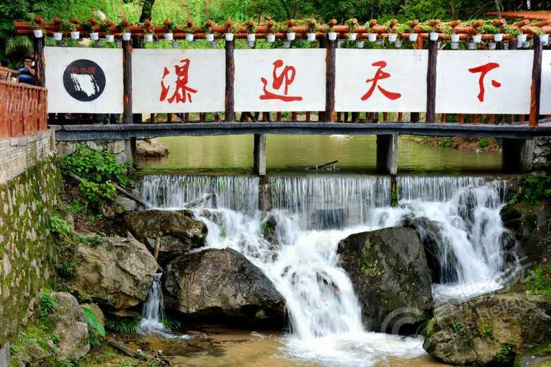 中国安徽白水湾高空玻璃桥景区欢迎您!_风景520 白水湾高空玻璃桥景区位于安徽省安庆市潜山县天柱山镇白水村,自2017年11月18日建成对外开放以来,吸引了不少本土及周边城市游客,由于此处玻璃桥与其他景区玻璃桥、玻璃栈道有不同亮点,能行走在玻璃桥上近距离观赏瀑布,又能感受玻璃桥的晃动带来前所未有的刺激,景区除了有瀑布、花海、玻璃桥,还有极限挑战的悬崖秋千,令多少坚强女子在晃荡的过程中放声尖叫。景区自开园至今,游人慕名纷纷而来,今年清明小长假,吸引了众多省内外及国外(俄罗斯、伊朗等地)游客前来观光游览,因小长假前下了小雨,景区景色绿得格外清新,青山银练,红